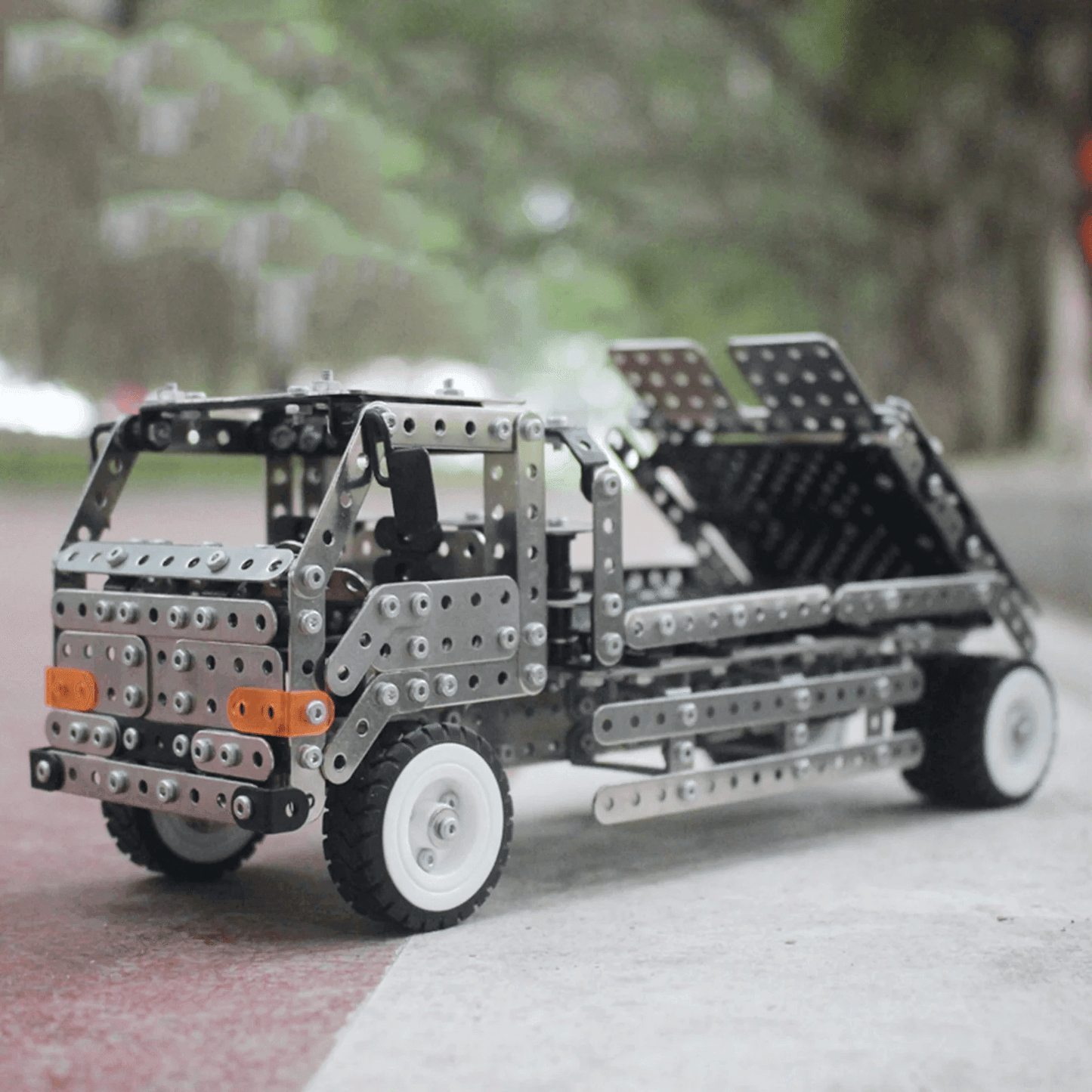 935個のパーツ 3D組立メタル工事用トラック建設パズルモデルキット - ビルディングブロック