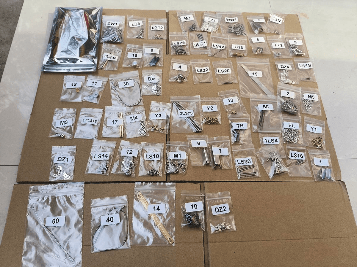 バッタ 3Dメタルパズル 昆虫モデル 組み立てキット (600+PCS) - ビルディングブロック