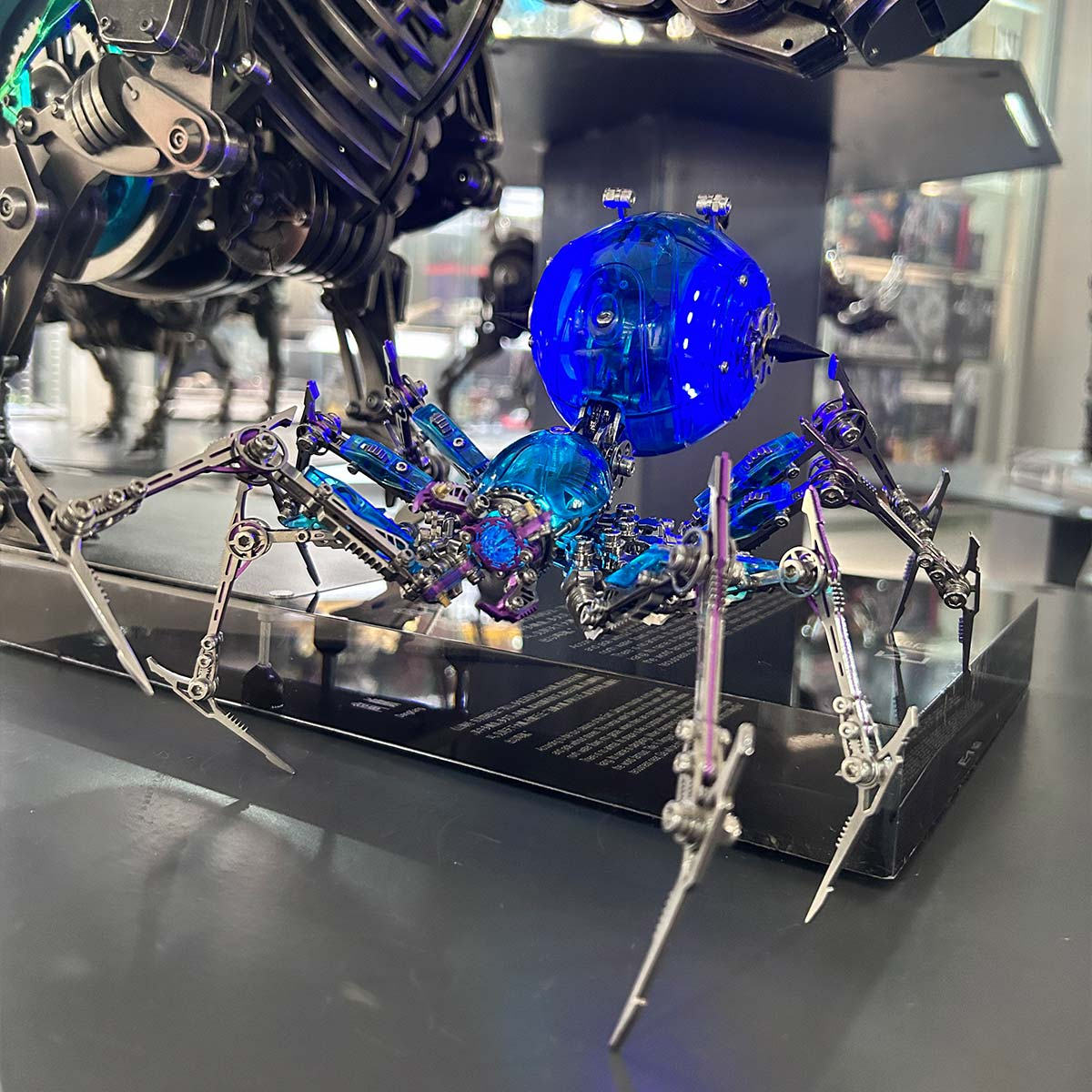 ヴォイドグリーム —ファントムテック・ウォースパイダー、光る武器付きメタルモデルキット