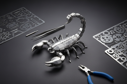 3D金属パズルの完成モデルと組み立て工具のフラットレイ写真