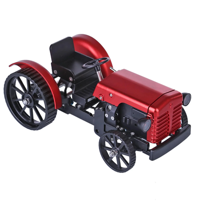 赤いメタルトラクターモデルの完成品を斜め前方から撮影。大人向けDIY金属模型の全体デザイン