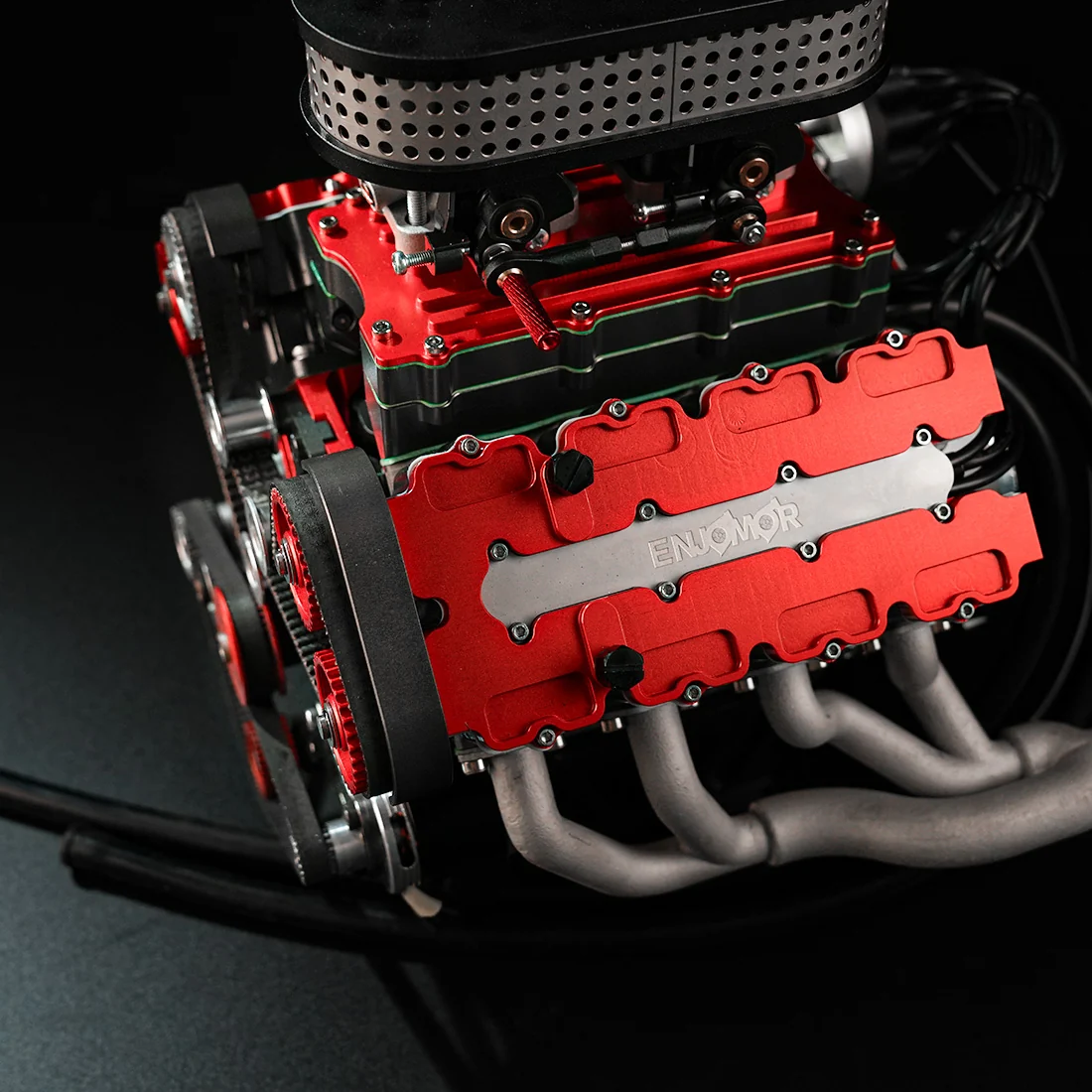 独立潤滑用オイルポンプを備えたENJOMOR V8エンジン