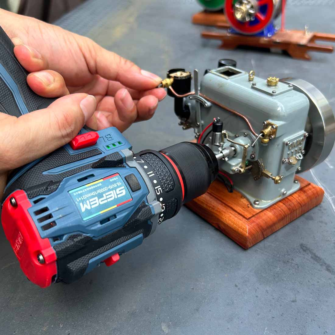大型フライホイールを備えたOKMO 1115横型エンジン