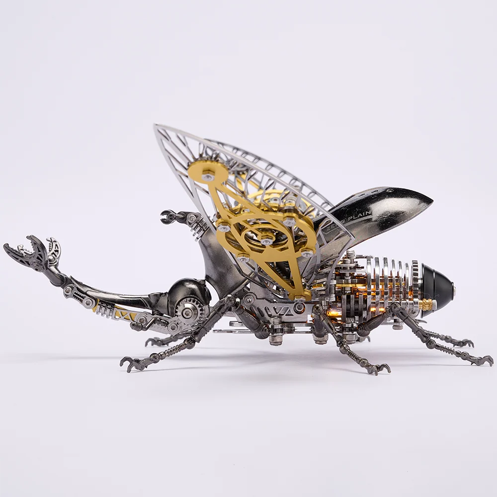 ガンメタル色のクワガタ模型と露出ギア