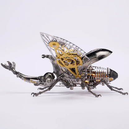 ガンメタル色のクワガタ模型と露出ギア