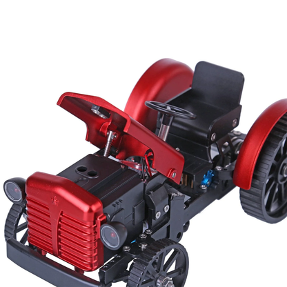 赤い電動メタルトラクターモデルの後方斜めビュー。大型後輪と金属フレームを再現した完成品