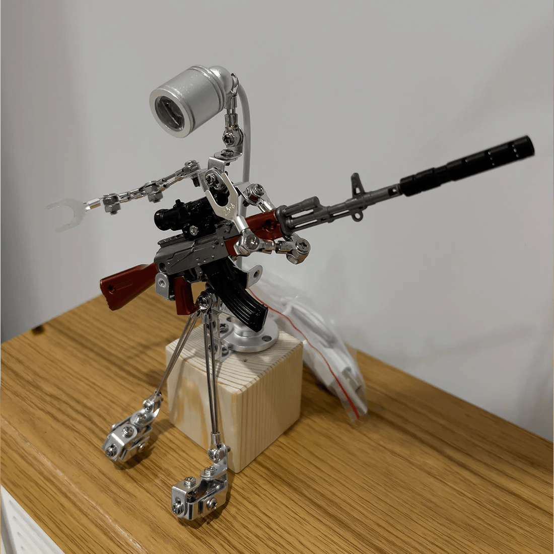 デスクに置かれたメタルランプマン