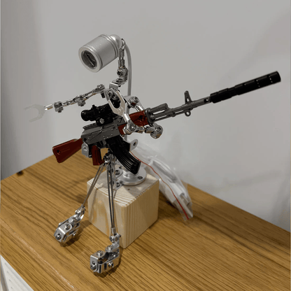 デスクに置かれたメタルランプマン