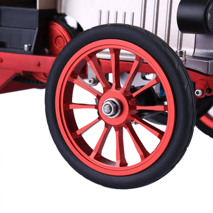 クラシックカー金属模型のアルミ製ホイールを拡大撮影。精密加工されたメタルパーツの質感を確認できる画像