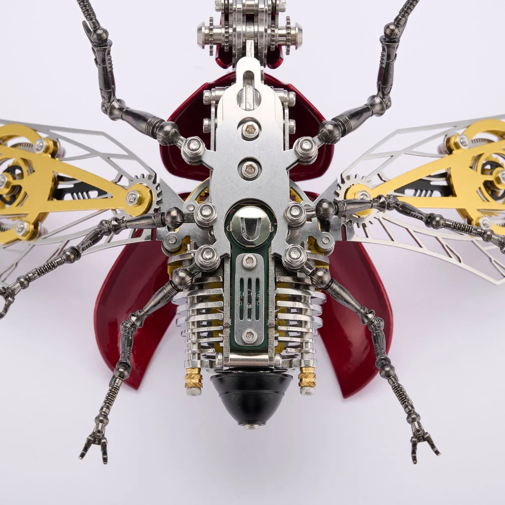 クローム色のクワガタ模型と翼のフレーム