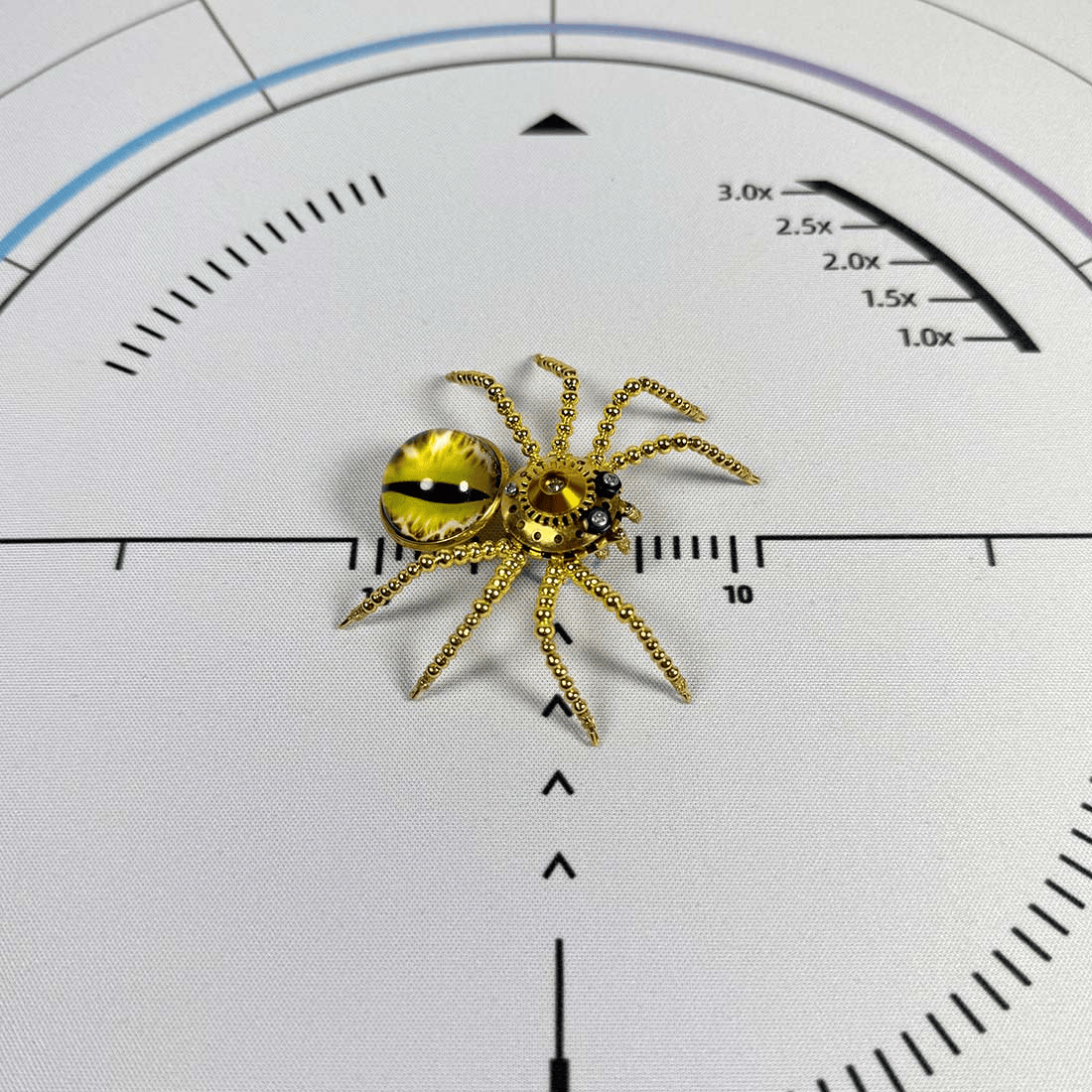 クリスタルの目が輝くギアスパイダー