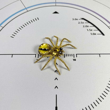 クリスタルの目が輝くギアスパイダー