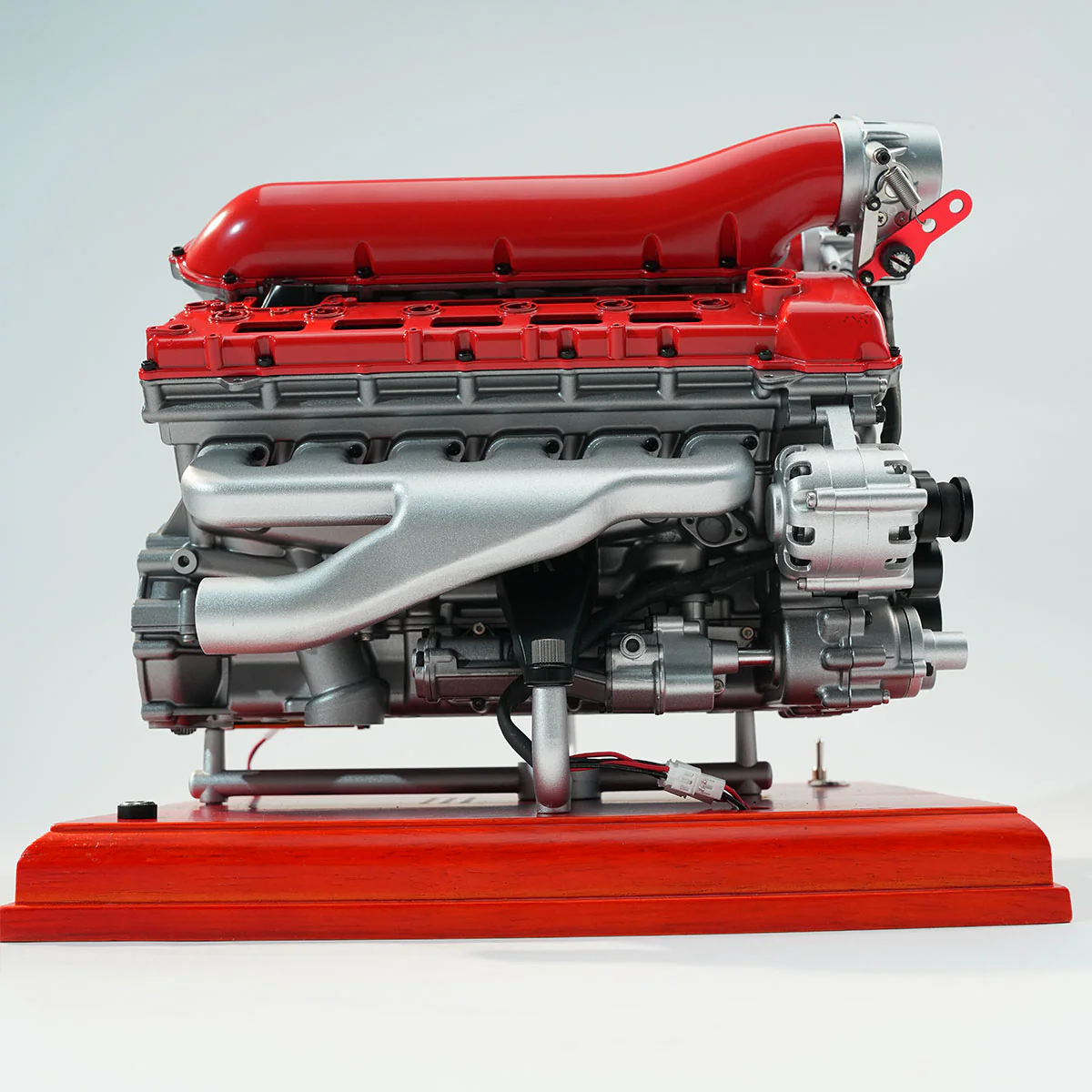 エンジンサウンド機能を搭載した電動V12メタルモデル