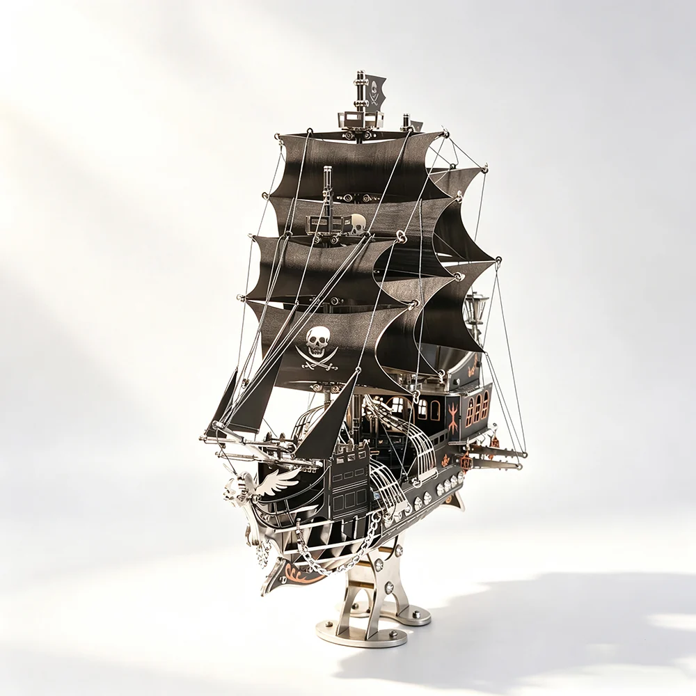 黒帆のメカニカル海賊船3Dメタルモデルを船首正面から見た完成図