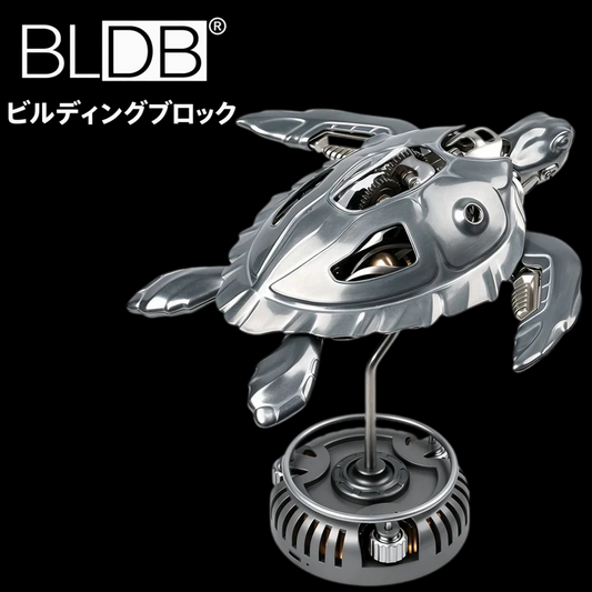 銀色のメカニカルタートルを照明付きメタルベースに展示した外観