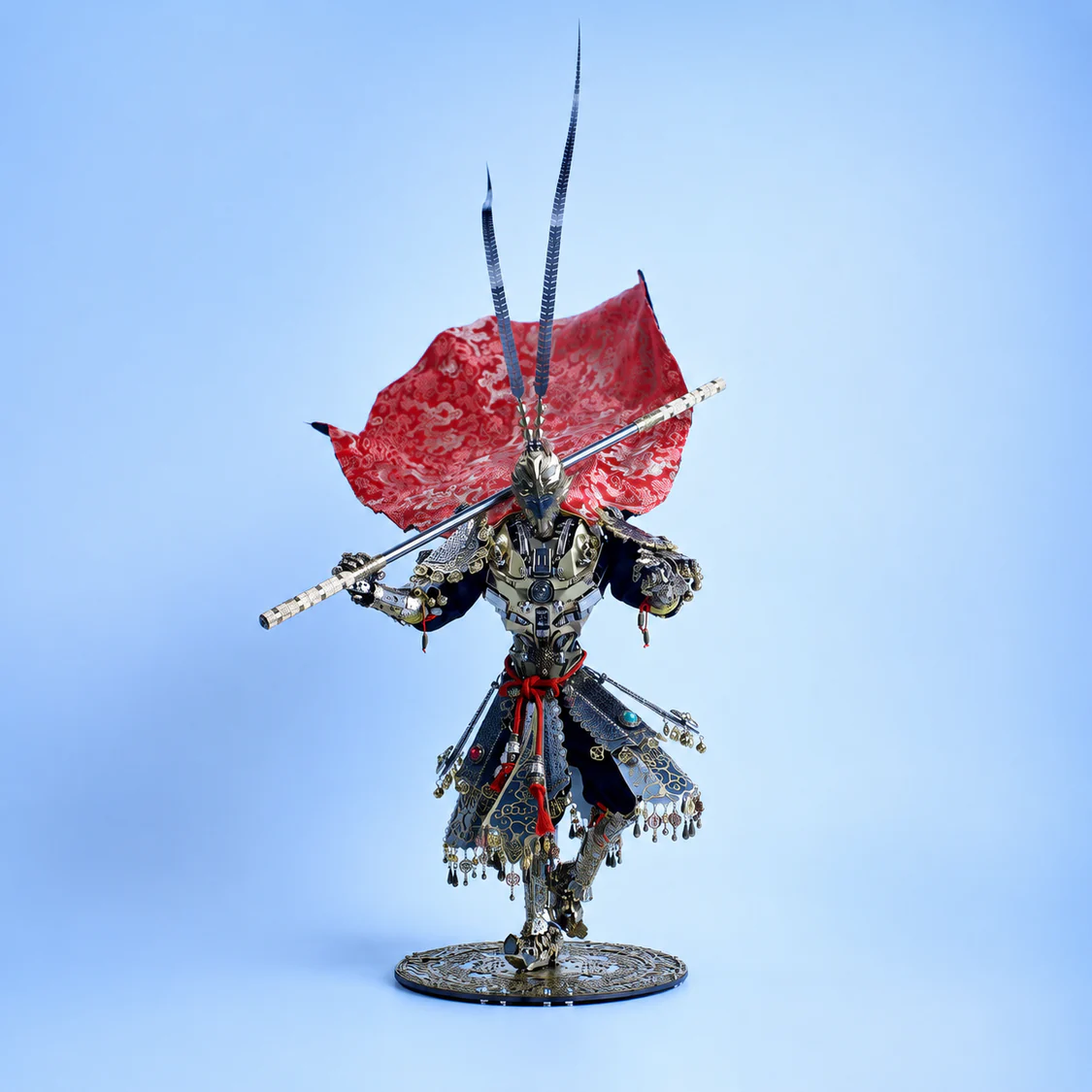 金属製ディスプレイベースに立つ孫悟空メカ完成品