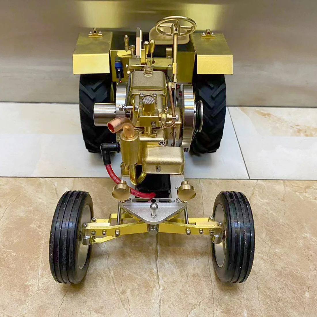 ガソリンエンジン搭載T12 ミニトラクター模型の後輪