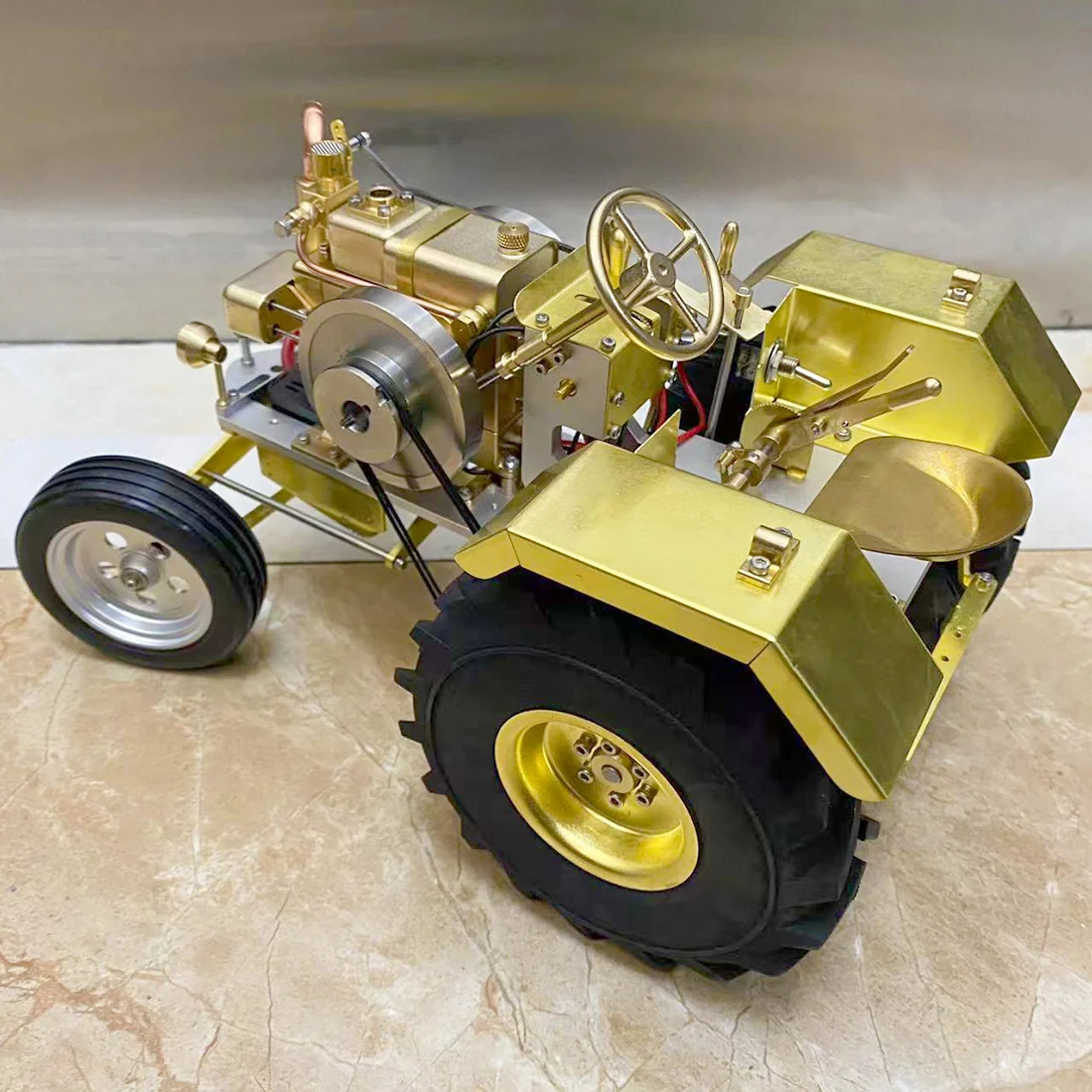 T12 ミニ農業トラクター模型の後輪ブレーキと操作部