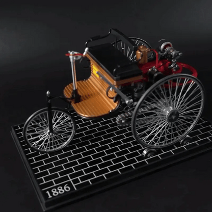 1886年世界初の自動車を再現した精密エンジン搭載3Dメタルモデルのリアビュー