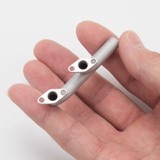 手に持ったSEMTO ST-NF2用金属製2-in-1排気マニホールド