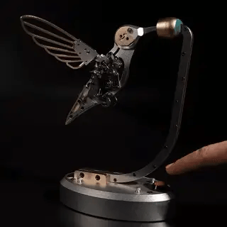 翼を広げて羽ばたく可動式メカニカルハチドリの全体像